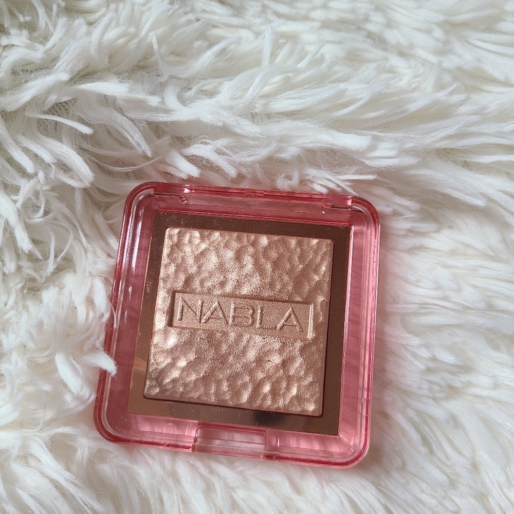 Nabla Skin Glazing Highlighter in Amnesia